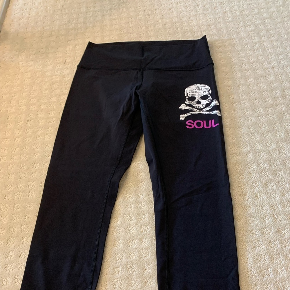 SoulCycle Lululemon Wunder Under HR 25” SIZE 10. Worn a few months postpartum.